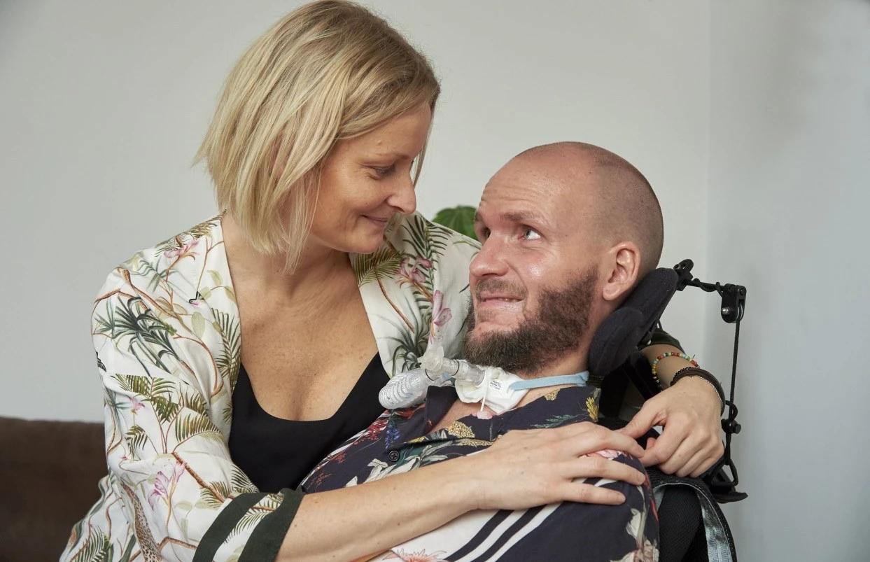 Marie och Charlie håller om varandra.